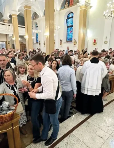 Rozdawanie Tarcz Najświętszego Serca Pana Jezusa po Mszy Świętej