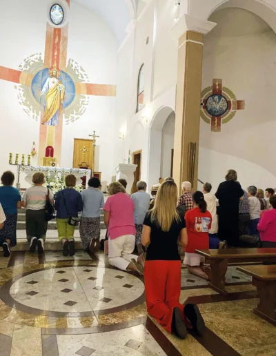 Wierni klęczący przed ołtarzem podczas Wielkiego Zawierzenia Najświętszemu Sercu Pana Jezusa