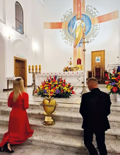 Osobiste zawierzenie Najświętszemu Sercu Pana Jezusa przed ołtarzem