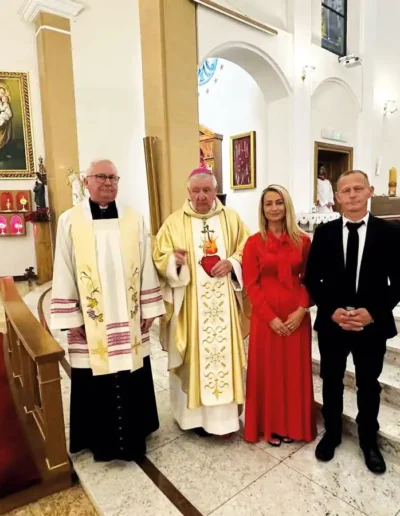 Kapłani i świeccy po zakończeniu uroczystości Wielkiego Zawierzenia